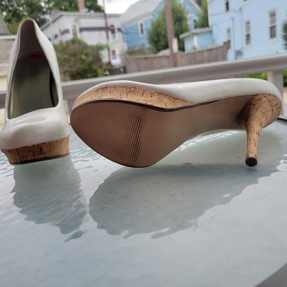 High heels by Guess - Picture 3 of 3